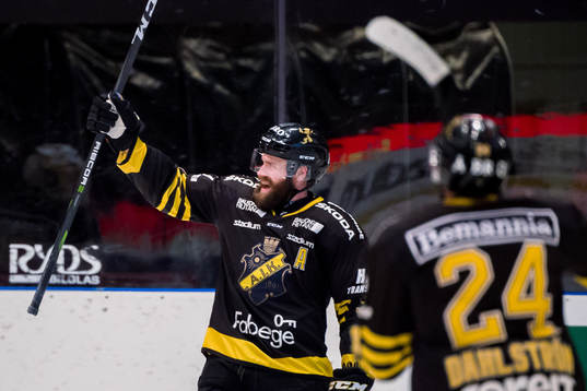 s Johan Larsson jublar med lagkamrater