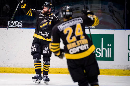 s Johan Larsson jublar med lagkamrater
