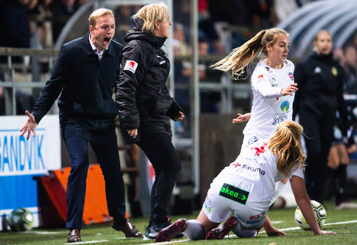 Rosengårds tränare Jonas Eidevall reagerar på ett domslut