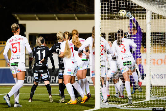 Rosengårds målvakt Zecira Musovic räddar