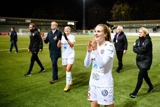 Rosengårds Fiona Brown tackar publiken