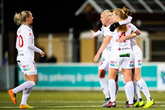 Rosengårds Hanna Folkesson och Caroline Seger jublar med