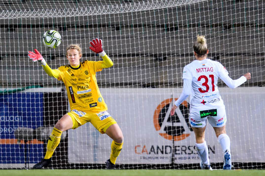 Rosengårds Anja Mittag med målchans mot Piteås målvakt