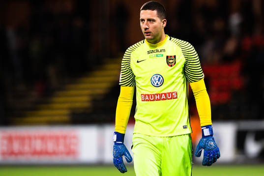 Brommapojkarnas målvakt Nikola Petric  deppar