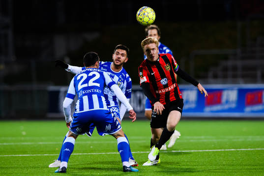 IFK Göteborgs Giorgi Kharaishvili försvarar mot