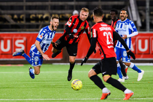 IFK Göteborgs Emil Salomonsson faller i en kamp med