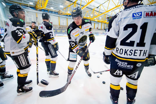 Robin Haglund Mathisen of Stavanger Oilers warms up