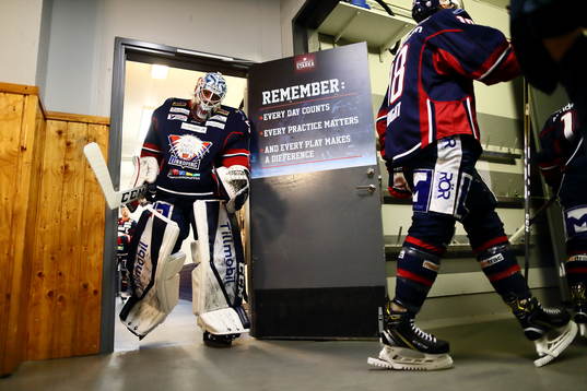 Linköpings målvakt Jonas Gustavsson är på väg in till