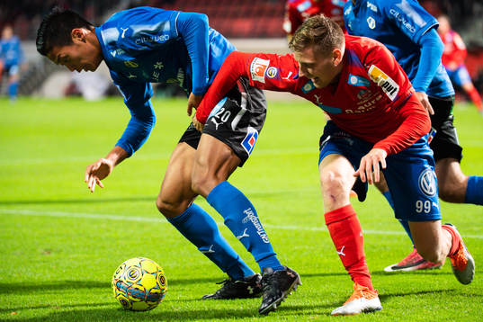 Helsingborgs Andri Runar Bjarnason och Halmstads Kosuke