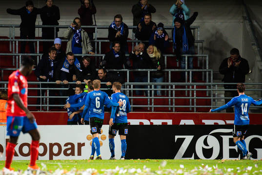 Halmstads Gabriel Gudmundsson jublar med publiken