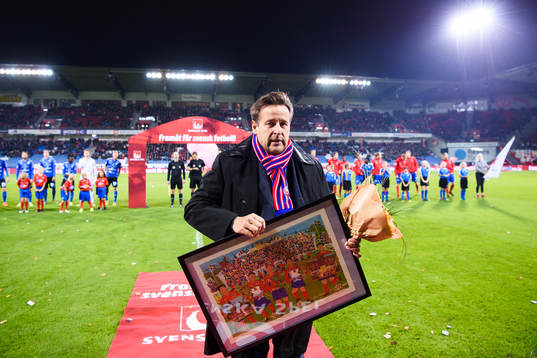 Helsingborgs ordförande Mats-Ola Schultz avtackas