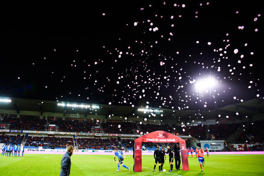 Rosa ballonger för att hedra bröstcancer
