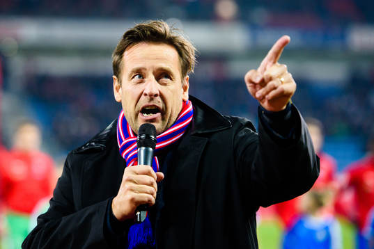 Helsingborgs ordförande Mats-Ola Schultz avtackas