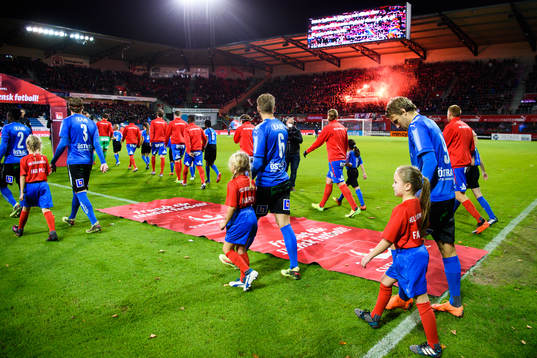 Spelarna går in på planen