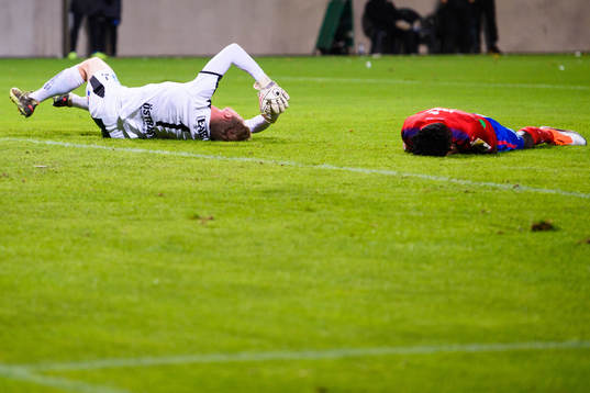 Helsingborgs Mamudu Moro kolliderar med Halmstads målvakt