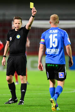 Domare Johan Krantz delar ut gult kort till Halmstads Peter