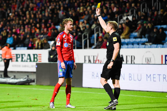 Helsingborgs Rasmus Jönsson  får gult kort av domare