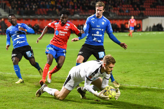 Halmstads målvakt Malkolm Nilsson räddar framför