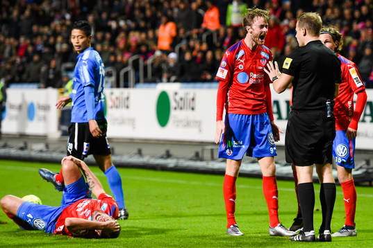Helsingborgs Rasmus Jönsson reagerar på ett domslut