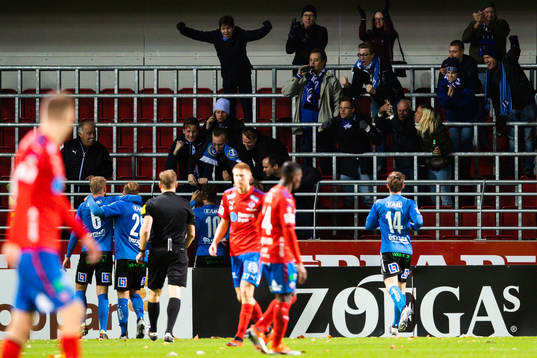 Halmstads Gabriel Gudmundsson jublar med lagkamrater och