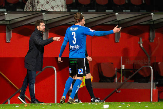 Halmstads tränare Igor Krulj ger instruktioner till