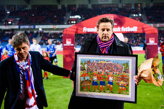 Helsingborgs ordförande Mats-Ola Schultz avtackas