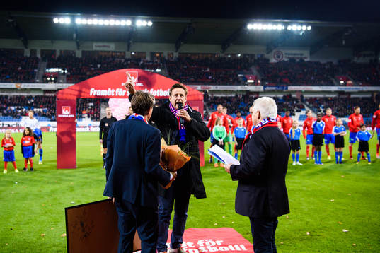 Helsingborgs ordförande Mats-Ola Schultz avtackas