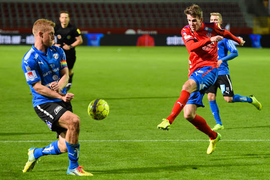 Helsingborgs Adam Eriksson testar skott och Halmstads