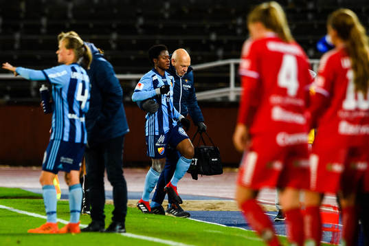Djurgårdens Portia Boakye lämnar planen