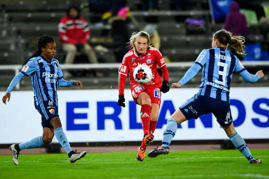 Linköpings Maja Ring Kildemoes liunder fotbollsmatchen i