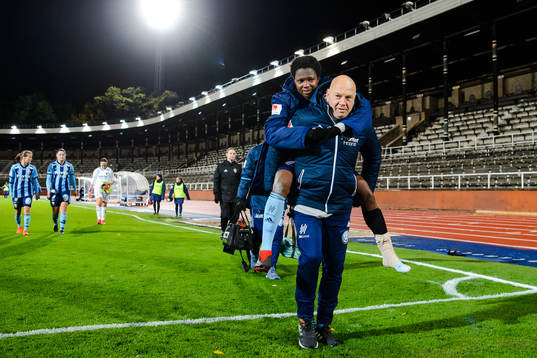 Djurgårdens Portia Boakye lämnar planen skadad