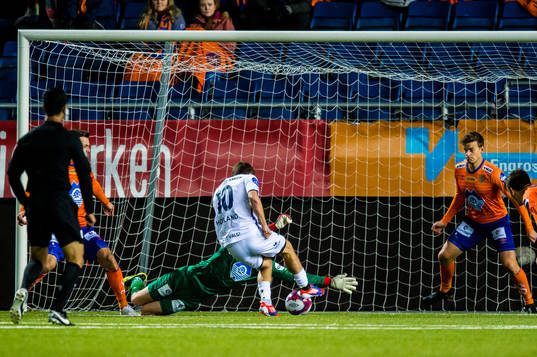 Tommy Høiland of Viking scores the 1-0 goal