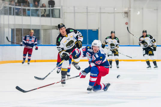 Philip Anthony Lane of Stavanger Oilers scores 1-3