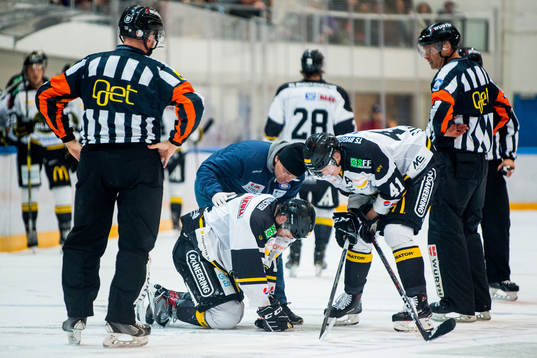 Jacob Lagacé of Stavanger Oilers with an injury