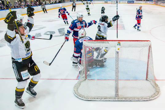 Jacob Lagacé of Stavanger Oilers celebrates with teammate