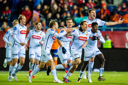 Tommy Høiland of Viking celebrates the 2.0 goal with his