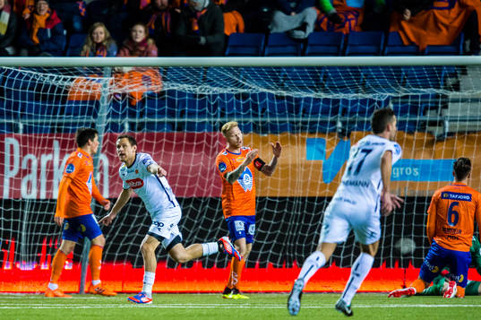 Tommy Høiland of Viking celebrates the 2.0 goal