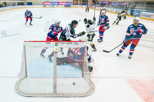 Kristian Forsberg of Stavanger Oilers scores 0-1 behind