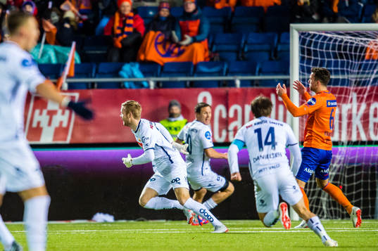 Even Østensen of Viking celebrates the 1-3 goal