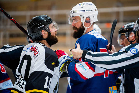 Jacob Lagacé of Stavanger Oilers and Villiam Strøm of