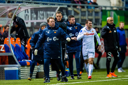 Bjarne Berntsen, head coach of Viking, in a discussion with