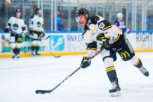 Markus Søberg of Stavanger Oilers warms up