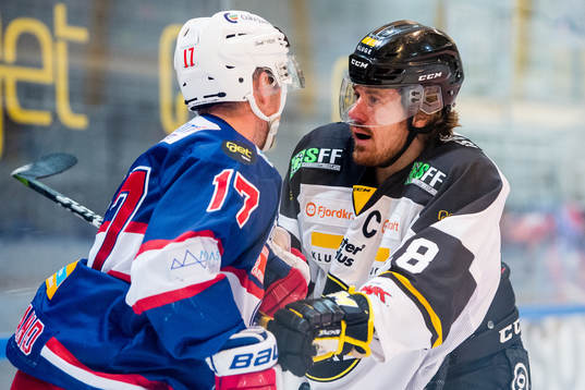 Stefan Espeland of Vålerenga and Kristian Forsberg of