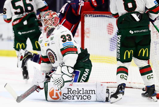 Frölundas målvakt Johan Mattsson grimaserar