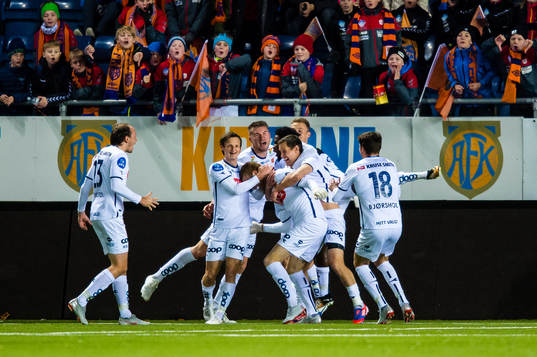 Even Østensen of Viking celebrates the 1-3 goal with his