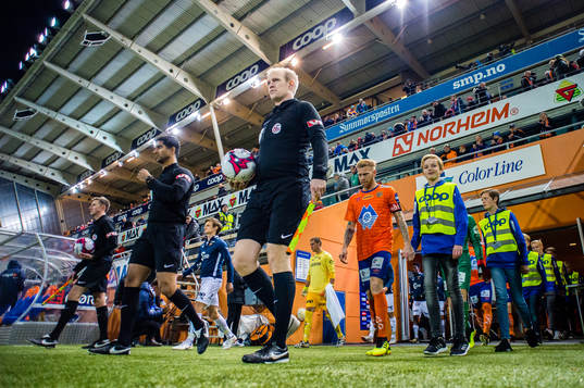 Mohammad Usman Aslam, referee, and Fredrik Carlsen of