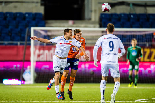 Tommy Høiland of Viking and Jonas Grønner of Aalesund