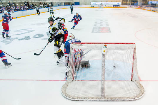 Jacob Lagacé of Stavanger Oilers scores 1-2 behind