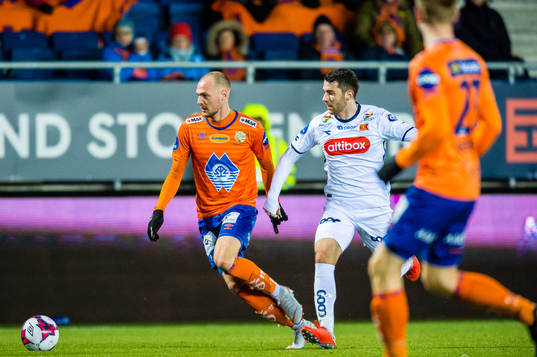 Aron Elis Thrandarson of Aalesund and Zymer Bytyqi of Viking