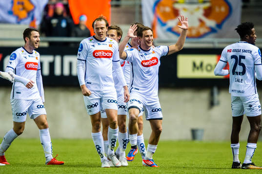 Tommy Høiland of Viking celebrates the 2.0 goal with his